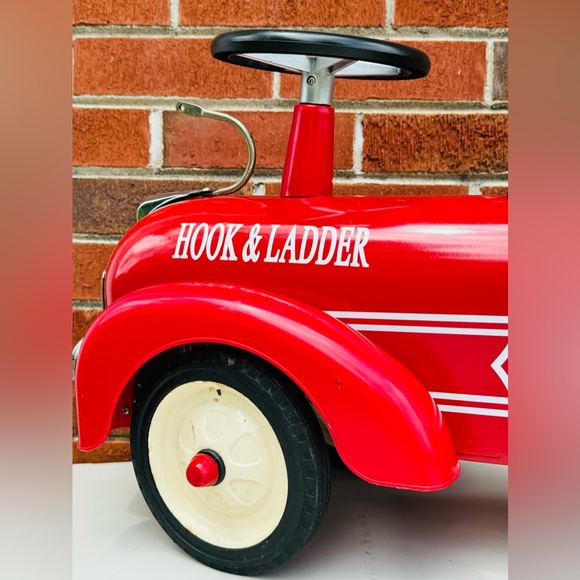 VTG Speedster Red Fire Truck Ride On Pedal Toy Car Hook & Ladder Sit On EUC - Picture 3 of 16